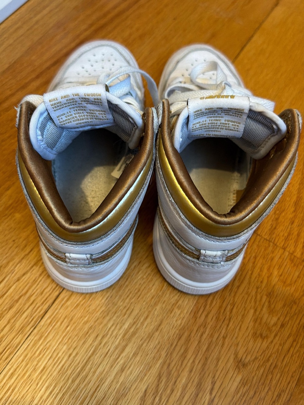 Jordan 1 Retro OG High Metallic Gold - Picture 5 of 7